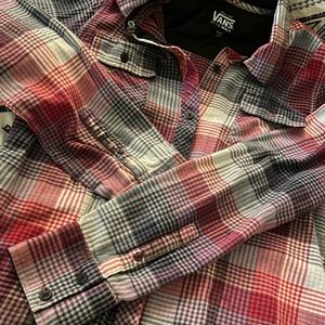 VANS LONG SLEEVE PLAID BUTTON UP
